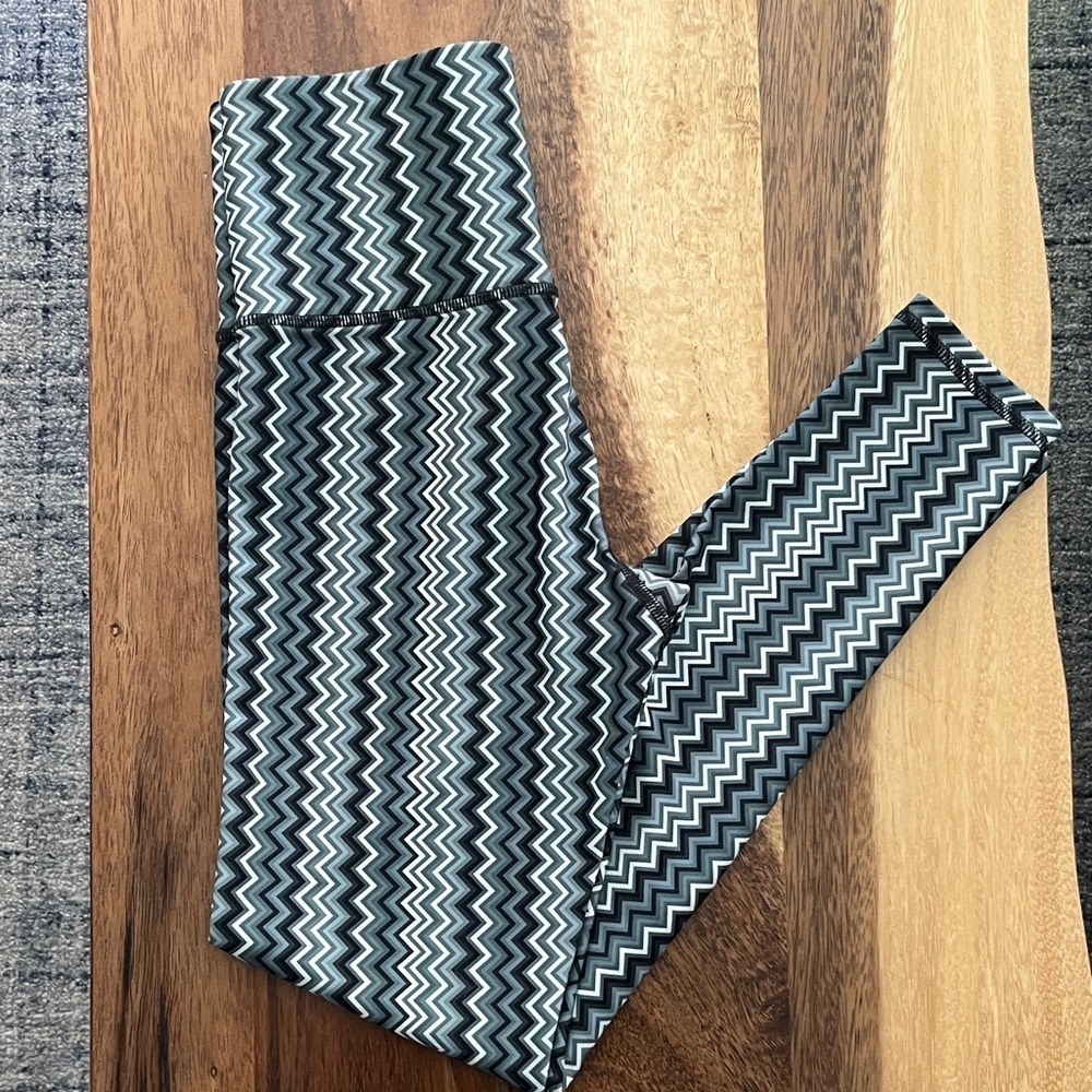 Terez Like New- Chevron Leggings with Black,Gray, White Zigzag Pattern Sz XS